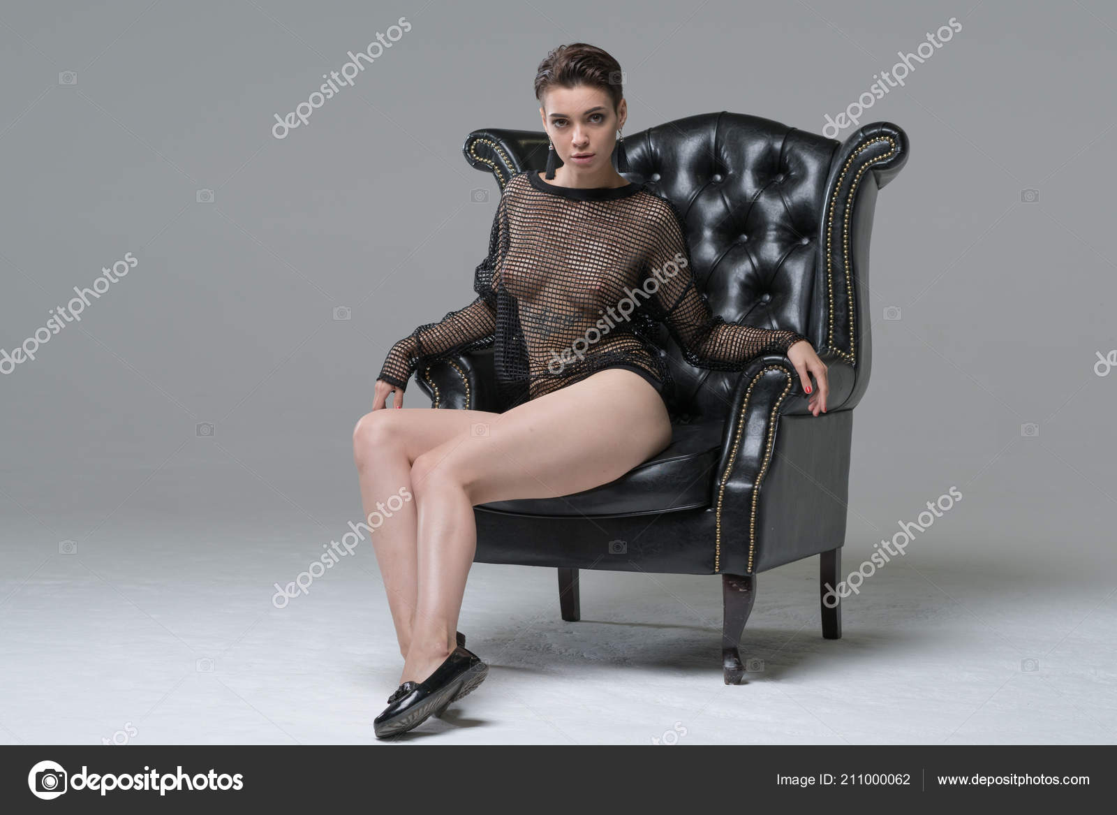 Молодая красавица мастурбирует сидя в кресле