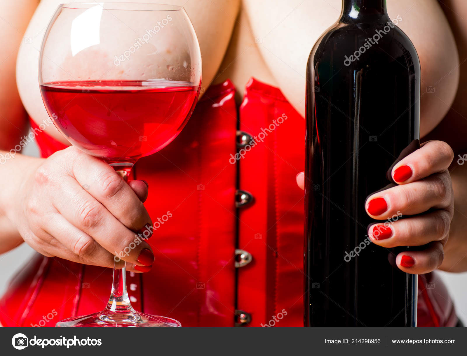 Женщина с красным вином