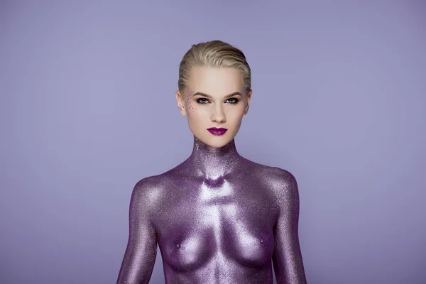 Nackt modisches Mädchen posiert in lila Glitzer, isoliert auf violett — Stockfoto