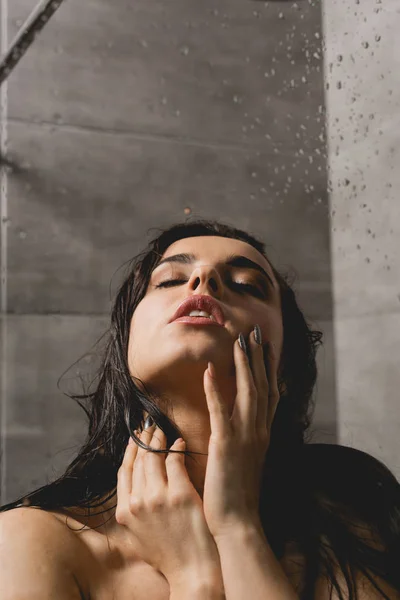Attraente e nudo donna prendendo doccia in cabina con spazio copia — Foto stock