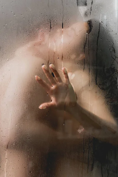 Вибірковий фокус сексуальної пари обіймає і цілує в душовій кабіні — стокове фото