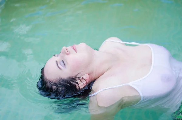 Sexy Jonge Vrouw Met Borsten Zwembad — Stockfoto