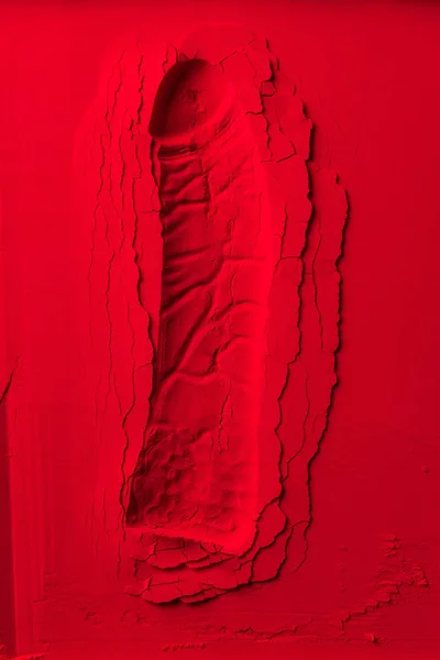 Vue de dessus de la forme du gode sur la poudre rouge — Photo de stock