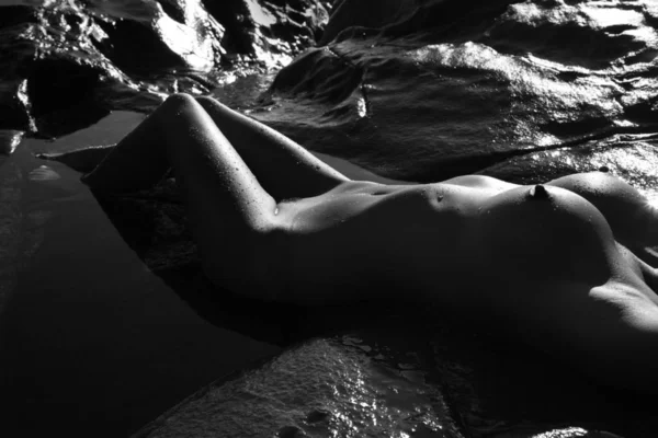 Close Filipino Jovem Mulher Nua Deitado Volta Água Praia Rochosa — Fotografia de Stock