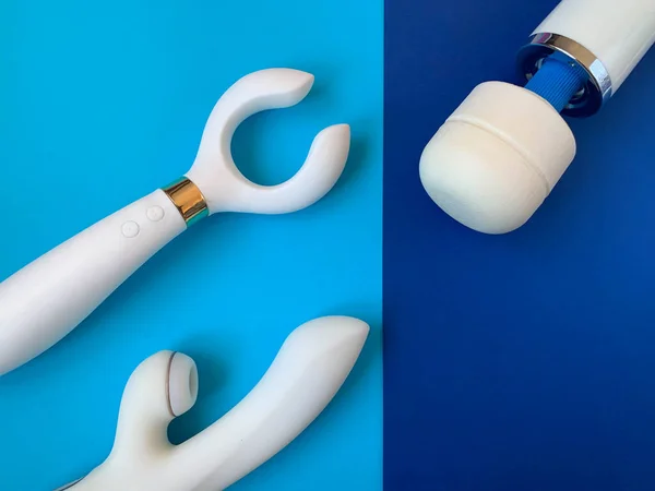 Sexspielzeug Drei Weiße Vibratoren Auf Blauem Hintergrund Nützlich Für Erwachsene — Stockfoto