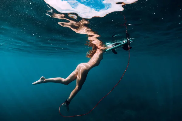 Голые секс-дайверы под водой с аквалангом пробуют жмж втроем